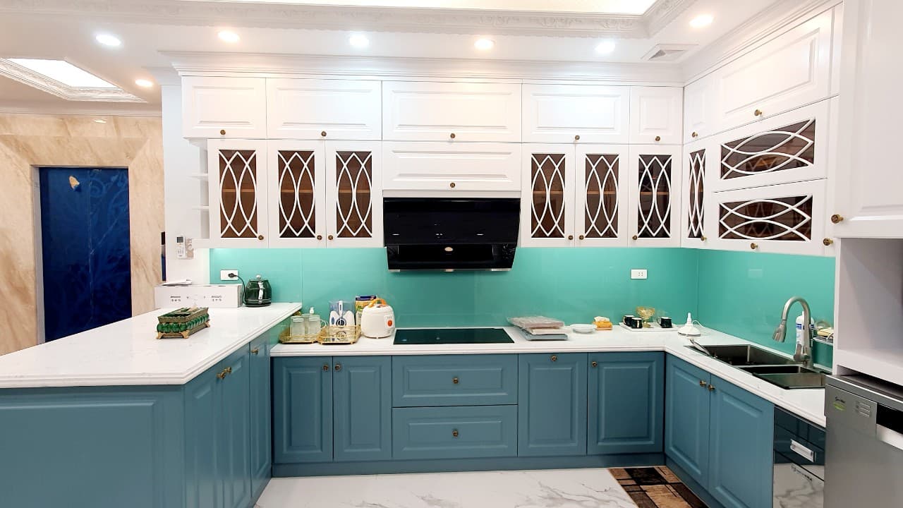 Mẫu tủ bếp chữ U phong cách tân cổ điển